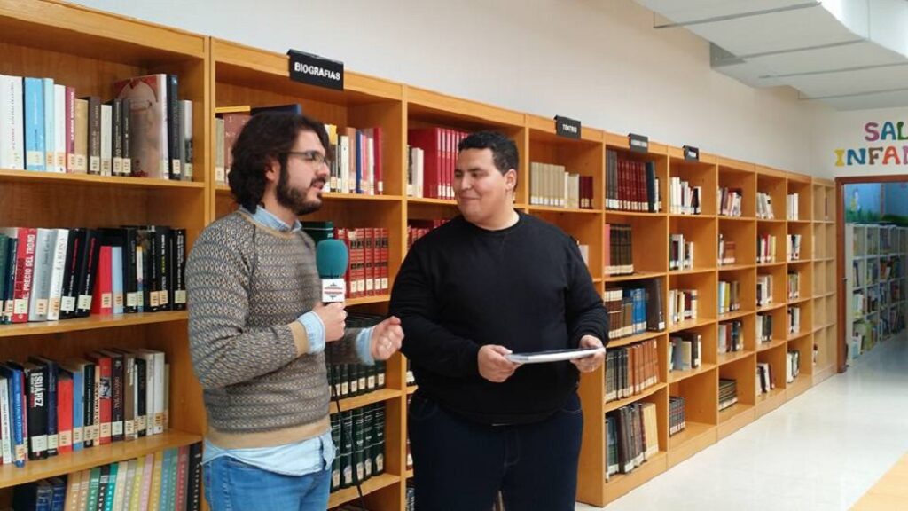 entrega de libros en biblioteca